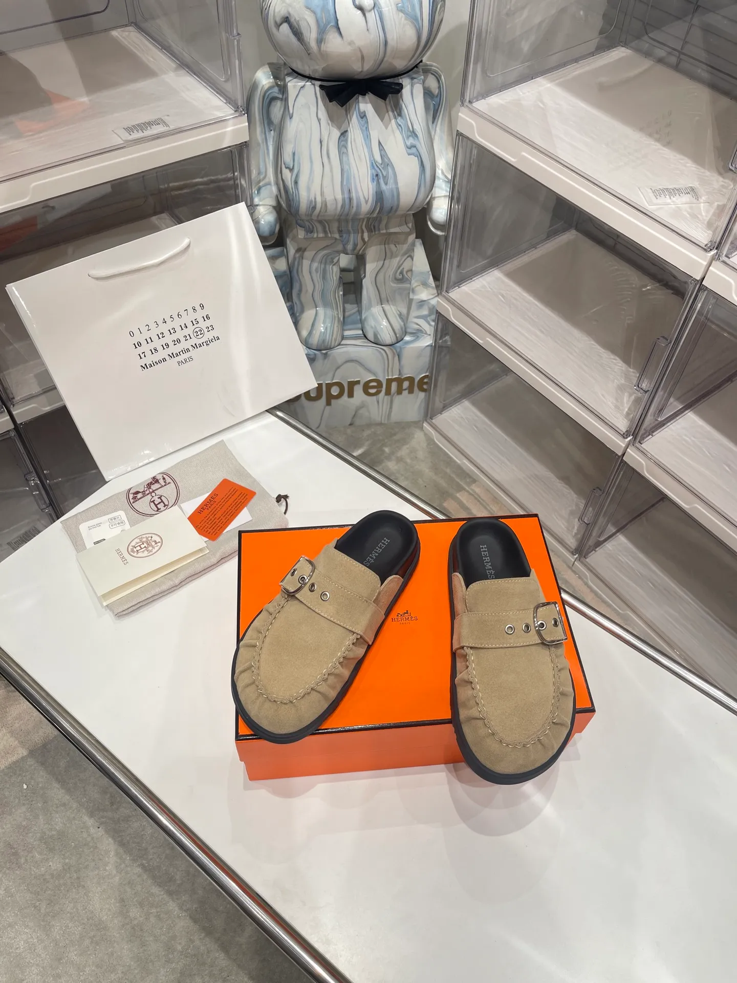[H Family Hermès] P: 540💰 Size: Male 39-44 (45 46 customized) Female 35-40 (41 42 customized) HERMES Hermès latest kelly buckle couple style Birkenstock slippers, classic family language design! It looks good no matter how you match it! Casual and high-end feeling, the comfort is also great, paired with a variety of colorful socks, it gives a trendy and high-end feel ●Upper: imported cow suede ●Inner: imported sheepskin ●Foot pads: imported mixed sheepskin ●Outsole: Tpu non-slip and wear-resistant outsole